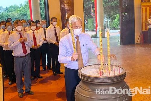 Lãnh đạo tỉnh dâng hương trước thềm năm mới