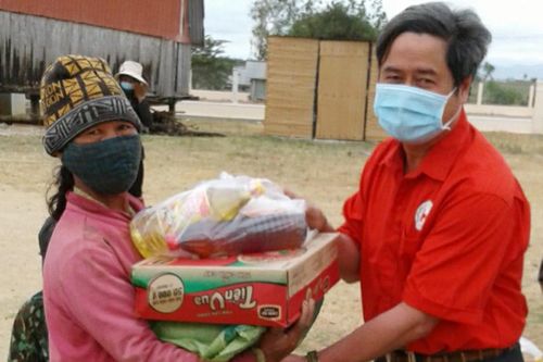 Tặng 350 suất quà Tết cho hộ nghèo xã Chư A Thai
