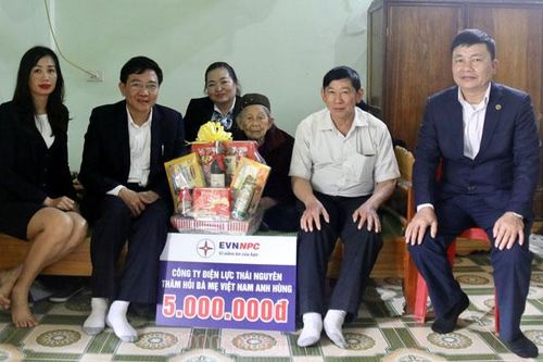 Thăm và tặng quà công nhân viên có hoàn cảnh khó khăn