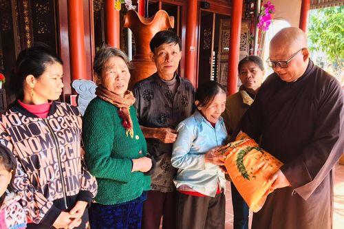Nghệ An - Hà Tĩnh: Các chùa trao quà Tết cho hộ nghèo