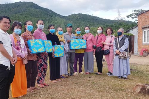 Trao quà Tết đến 100 người có hoàn cảnh đặc biệt khó khăn