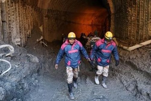 Ấn Độ khoan đường hầm tìm kiếm người sống sót sau thảm họa