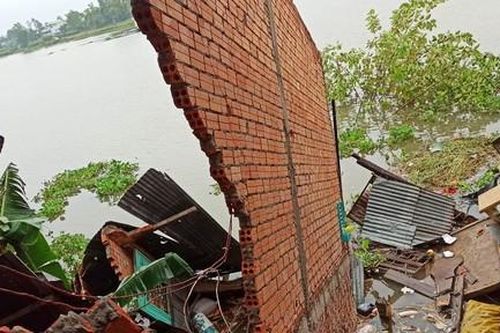 Bờ tây sông Hậu sạt lở ngày cận Tết, di dời khẩn 3 hộ dân