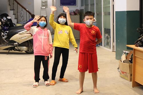 Học sinh trường Xuân Phương vỡ òa niềm vui được về nhà ăn Tết sau cách ly