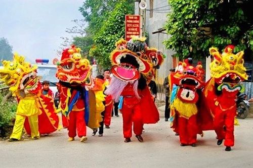 Mất tiền triệu thuê người xông đất hợp tuổi
