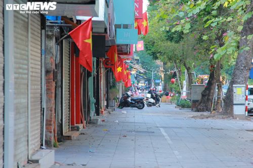 Phố phường Hà Nội thông thoáng, vắng vẻ chiều 30 Tết