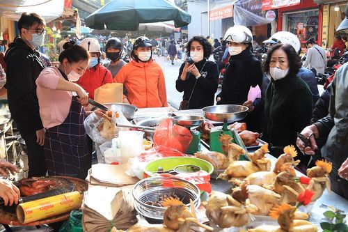 Người dân chen chân mua đồ cúng Tất niên, giao thừa