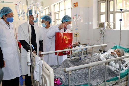 Lãnh đạo thành phố chúc Tết bệnh nhân, bác sĩ Bệnh viện Đa khoa Sơn Tây