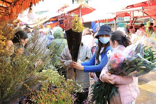 Hoa tươi đắt hàng, cây cảnh thưa khách chiều 30 Tết