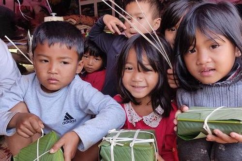 Mất nhà do sạt lở, dân bản ở Quảng Bình đón Tết trong lán tạm