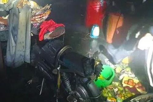 Người đàn ông say rượu phóng hỏa đốt nhà rạng sáng 30 Tết, cố thủ bên trong không cho ai vào dập lửa