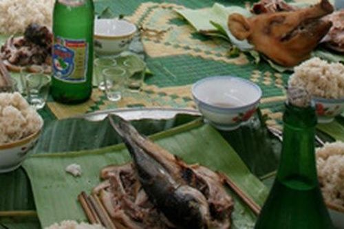 Chuyện lạ trong lễ cúng giao thừa của người Mường - trâu được ăn trước