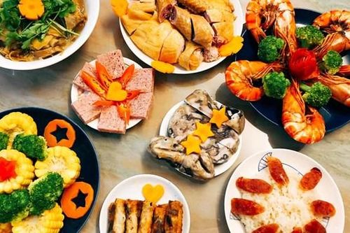 Những mâm cơm cúng sum họp gia đình dịp Tết nguyên đán