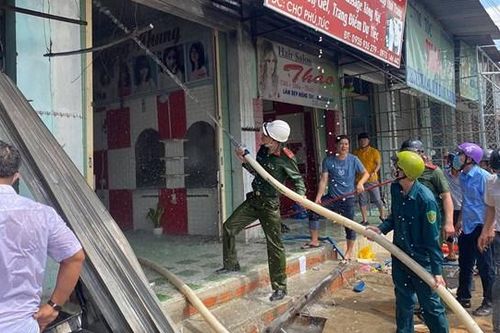 Vụ cháy thiêu rụi hàng hóa tại 2 ki ốt chợ sáng mùng 1 Tết