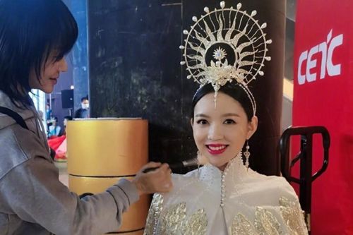Trương Tử Lâm diện lễ phục nặng 40 kg khi đang mang thai 6 tháng