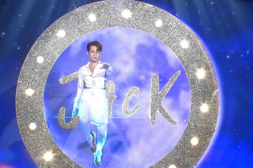 Jack treo người trên không khi trình diễn
