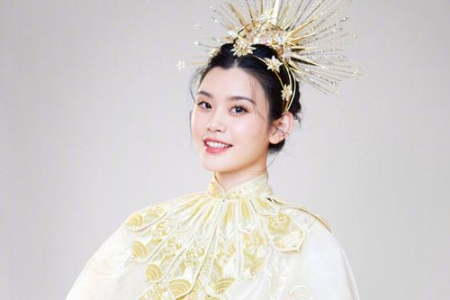 Màn catwalk của Hoa hậu Trương Tử Lâm và Hề Mộng Dao trên CCTV