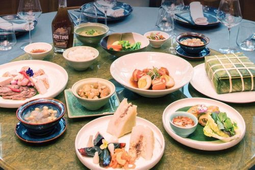 Nhà hàng phục vụ bánh chưng, bắp bò ngâm dịp Tết ở TP.HCM
