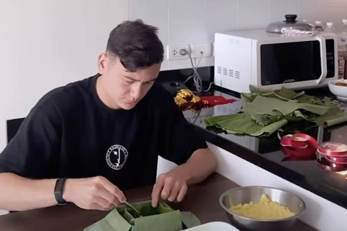 Văn Lâm làm bánh chưng ở Thái Lan