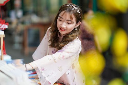 Giới trẻ diện áo dài xuống phố đón Tết ở TP.HCM