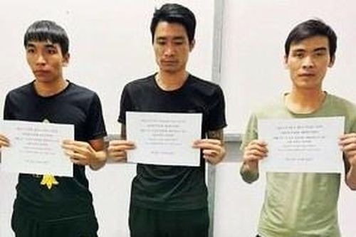 4 thanh niên người Việt bơi qua sông từ Campuchia về quê ăn Tết