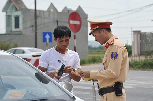 Vi phạm về giấy tờ khi tham gia giao thông, xử phạt thế nào?