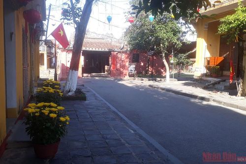 Dạo phố cổ Hội An vắng vẻ mùng 1 Tết