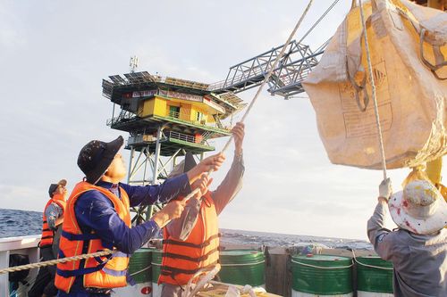 Đón tết trên nhà giàn