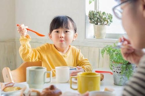 5 thực phẩm cha mẹ nên hạn chế cho trẻ ăn trong dịp Tết