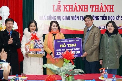 Mang xuân ấm đến giáo viên vùng khó