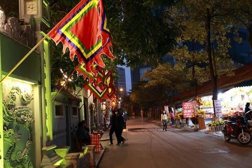 Đền, chùa Hà Nội yên bình, vắng vẻ lạ thường ngày mùng 1 Tết