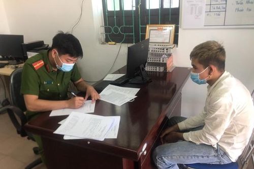 Hai thanh niên 'phóng' xe máy trốn 2 chốt kiểm soát dịch Covid-19