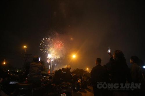 Nhìn lại những khoảnh khắc người dân Hà Nội ngắm pháo hoa, đón chào năm mới