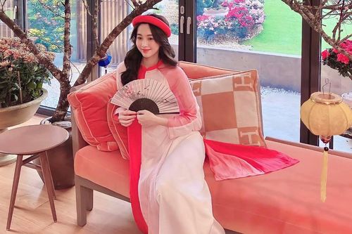 'Thần tiên tỷ tỷ' Thu Thảo đẹp hút hồn khi diện áo dài khoe sắc bên hoa đào đêm Giao thừa