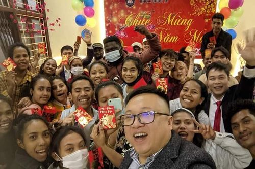 Lưu học sinh quốc tế háo hức ăn tết tại Việt Nam