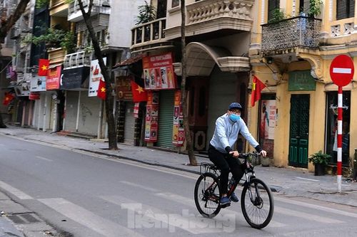 Khoảnh khắc Hà Nội vắng vẻ và bình yên sáng mùng 1 Tết Tân Sửu