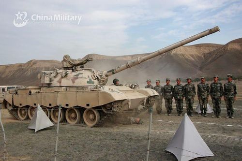 Lính Trung Quốc tập 'chịu đựng' xe tăng bò qua người để làm gì?