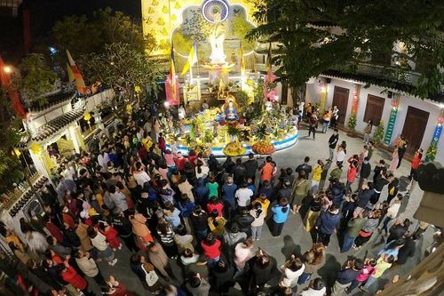 Hàng nghìn người dân ở Đà Nẵng đến chùa hái lộc, cầu an năm mới