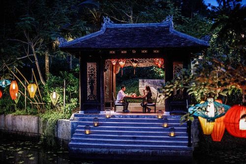 Xem tivi chung giữa gian nhà lớn, ấn tượng sếp Tây về Tết gia đình Việt
