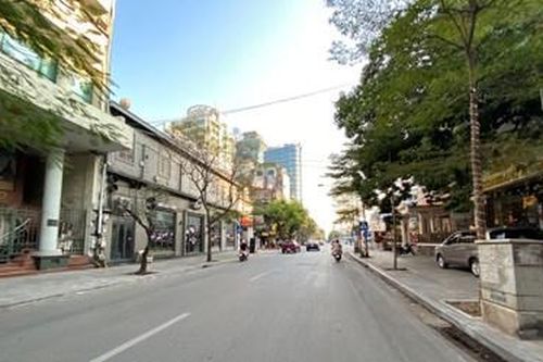 Hà Nội vắng vẻ, 'đìu hiu' ngày mùng 1 Tết Nguyên đán