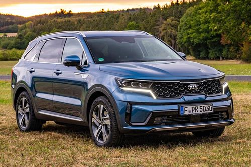 Hyundai Santa Fe kém xa Kia Sorento về doanh số