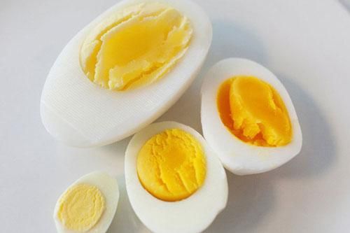 Những người cần hạn chế ăn trứng