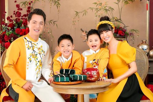 Vợ chồng Đăng Khôi - Thủy Anh rạng rỡ đón xuân, dạy con ý nghĩa ngày Tết cổ truyền