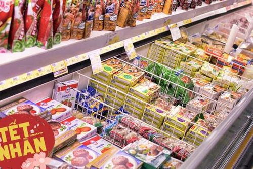 Ngày Tết tự cuốn nem rất 'cực', ra siêu thị lựa ngay được dăm loại nem đông lạnh vừa tiện mà vẫn ngon