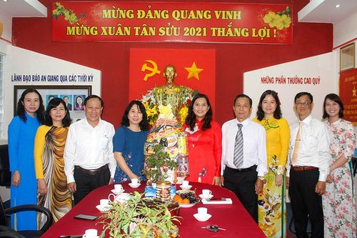 Thành ủy Long Xuyên thăm, chúc Tết Báo An Giang ngày mùng 1 Tết