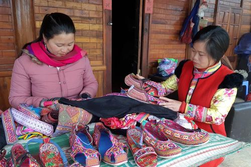 Cầu kỳ giày thêu của người Xạ Phang