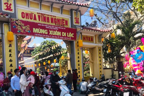 Gia Lai: Nhộn nhịp dòng người đi lễ chùa, tảo mộ ngày đầu năm mới