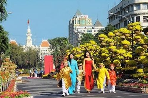 Mùng 1 Tết, nắng vàng trải dài khắp cả nước