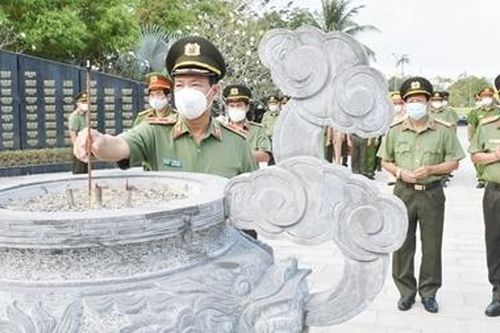 Thứ trưởng Lê Tấn Tới dâng hương tưởng niệm các Anh hùng liệt sỹ
