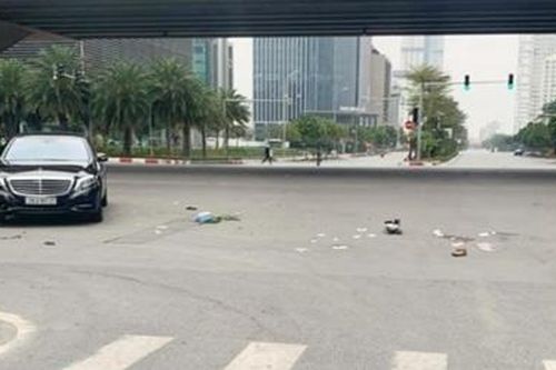 Xe Mercedes tông xe máy, 1 người nguy kịch